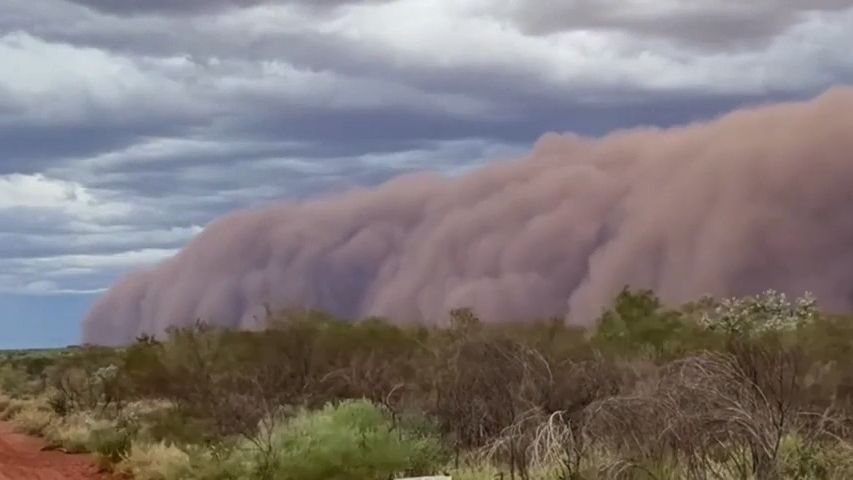 Video: „Valilo se to na nás.“ Australské horníky zaskočila písečná bouře